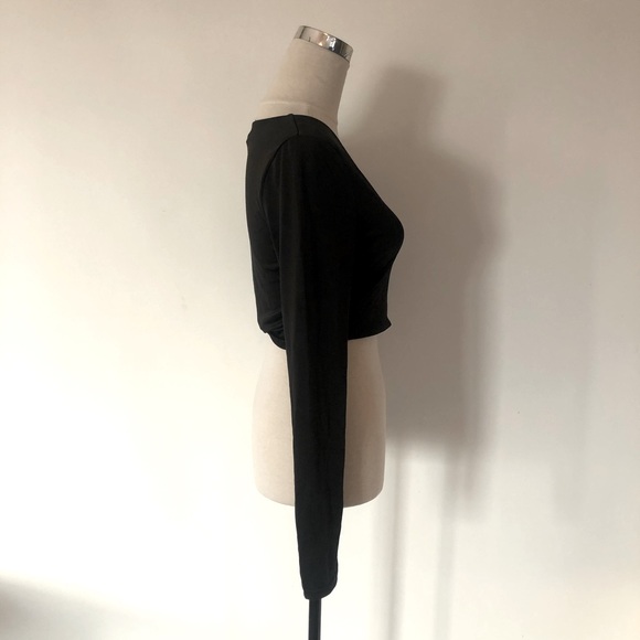 3/$30✨ Long Sleeve Crop Top - Picture 2 of 6